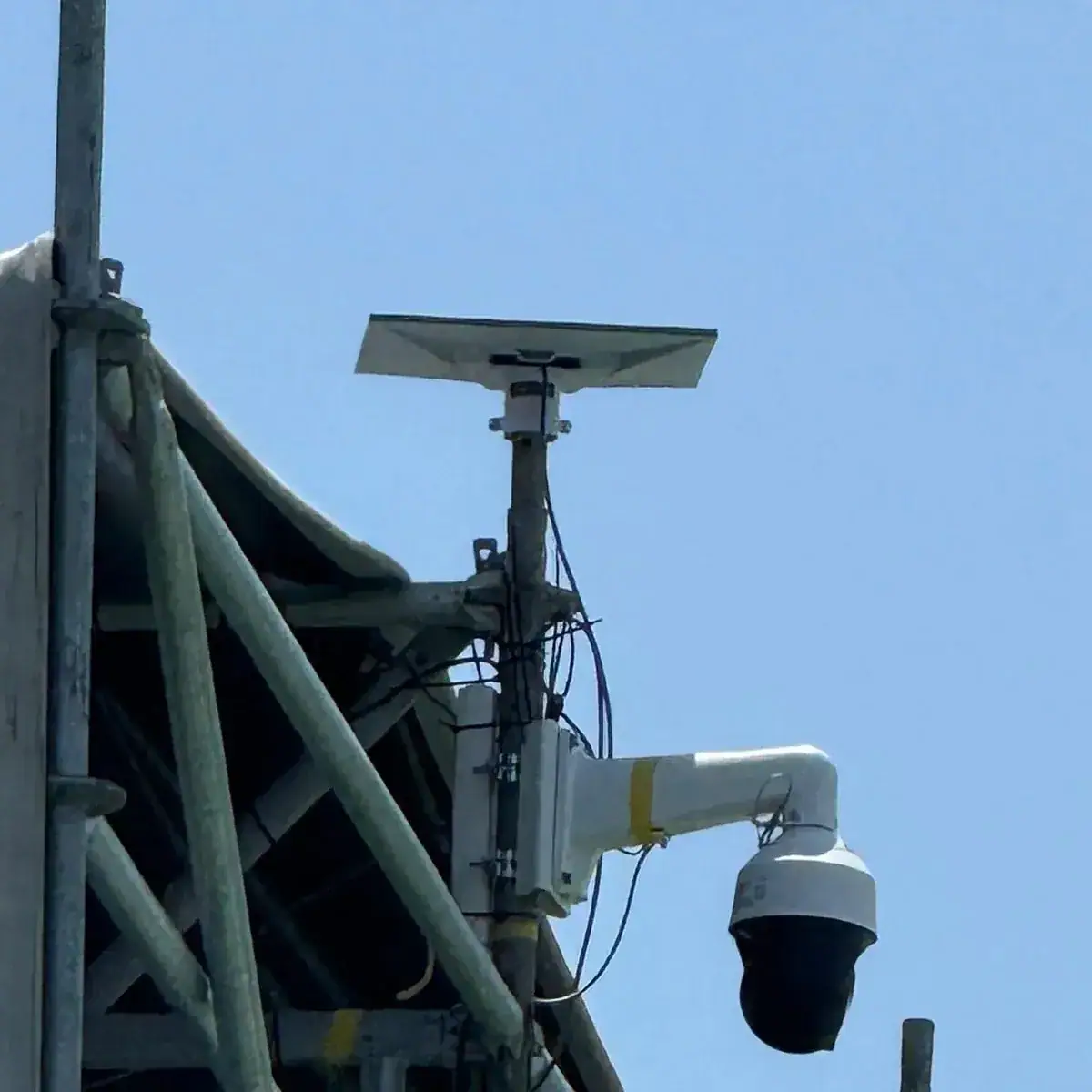 Cámara y equipos instalados en obra
